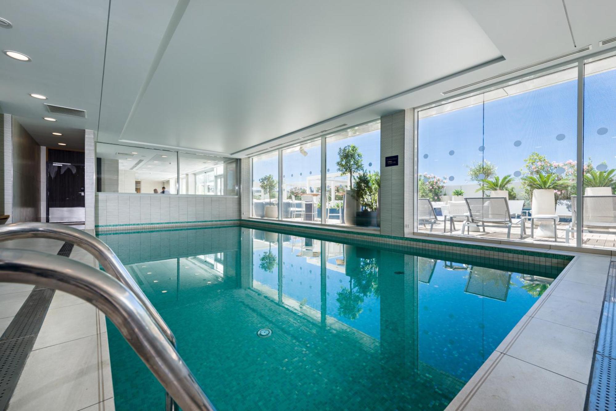 Готель Golden Tulip Marseille Euromed Екстер'єр фото